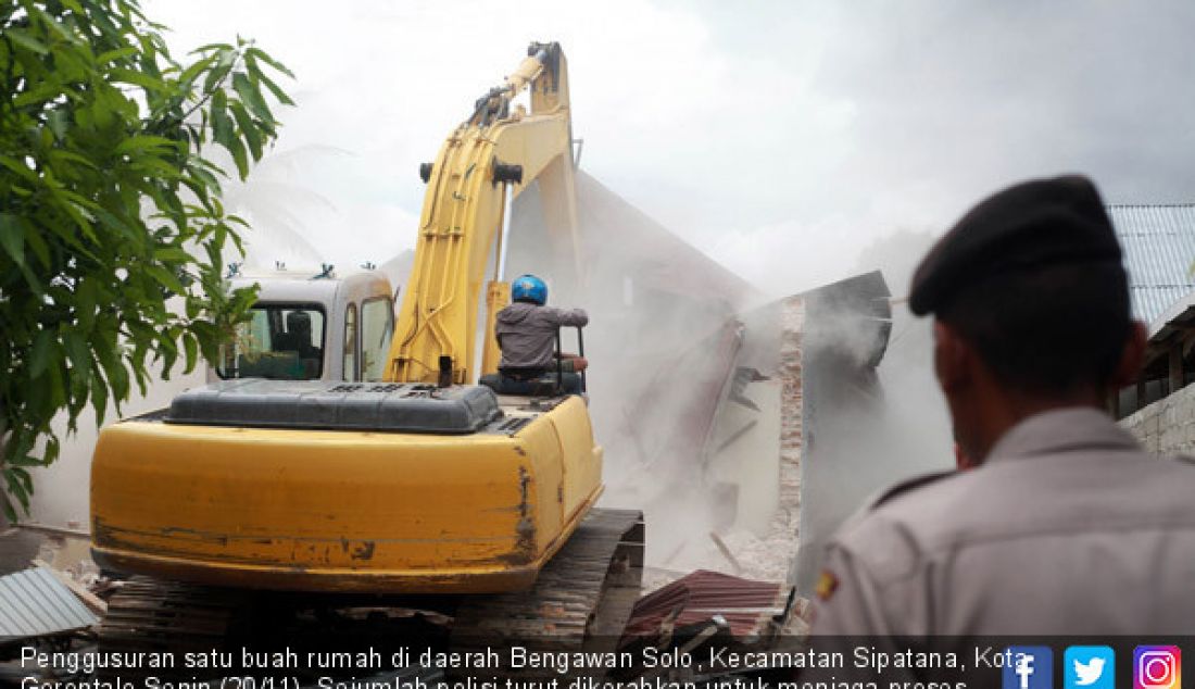 Penggusuran satu buah rumah di daerah Bengawan Solo, Kecamatan Sipatana, Kota Gorontalo Senin (20/11). Sejumlah polisi turut dikerahkan untuk menjaga proses penggusuran rumah tersebut. - JPNN.com