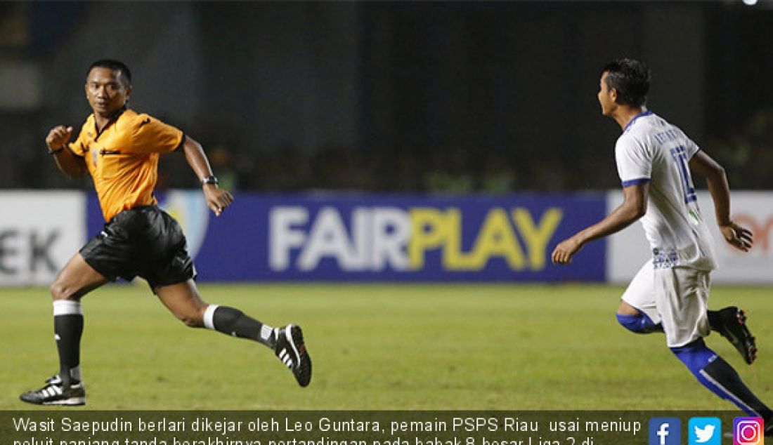 Wasit Saepudin berlari dikejar oleh Leo Guntara, pemain PSPS Riau usai meniup peluit panjang tanda berakhirnya pertandingan pada babak 8 besar Liga 2 di Stadion Gelora Bandung Lautan Api, Bandung, Selasa (21/11). - JPNN.com