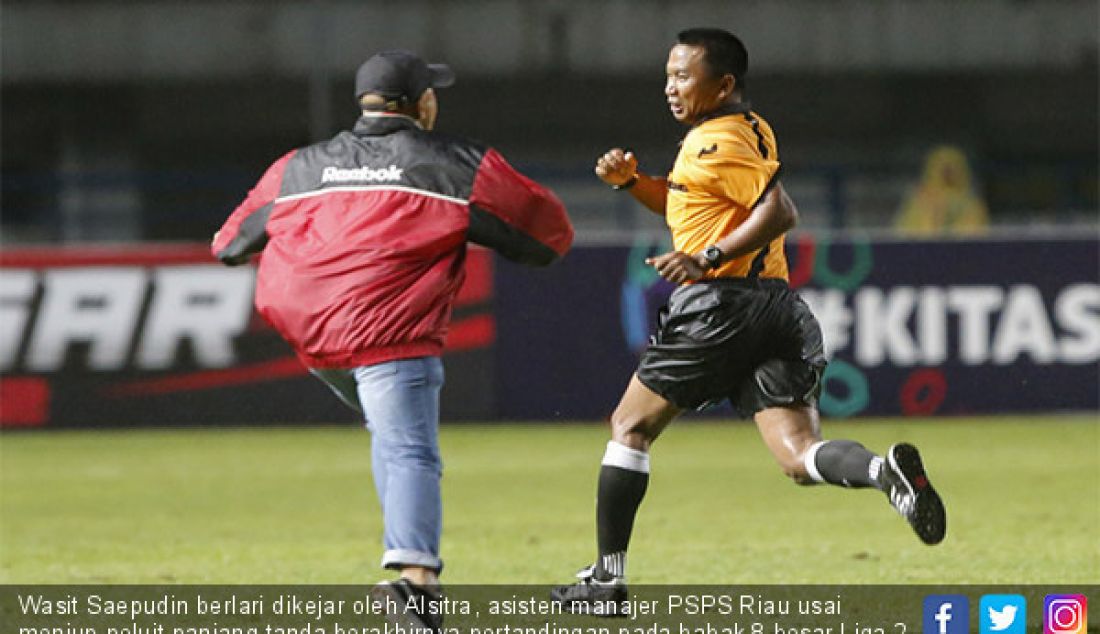 Wasit Saepudin berlari dikejar oleh Alsitra, asisten manajer PSPS Riau usai meniup peluit panjang tanda berakhirnya pertandingan pada babak 8 besar Liga 2 di Stadion Gelora Bandung Lautan Api, Bandung, Selasa (21/11). - JPNN.com