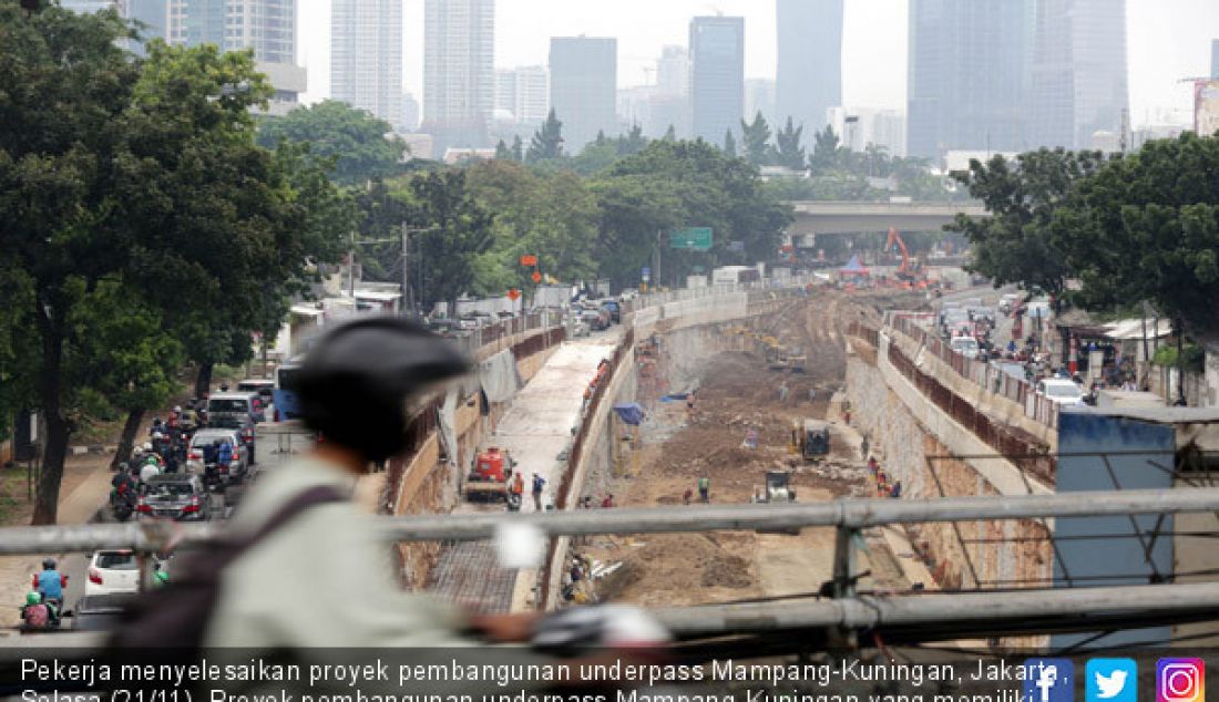 Pekerja menyelesaikan proyek pembangunan underpass Mampang-Kuningan, Jakarta, Selasa (21/11). Proyek pembangunan underpass Mampang-Kuningan yang memiliki panjang sekitar 800 meter dengan lebar 20 meter diprediksi tertunda. - JPNN.com