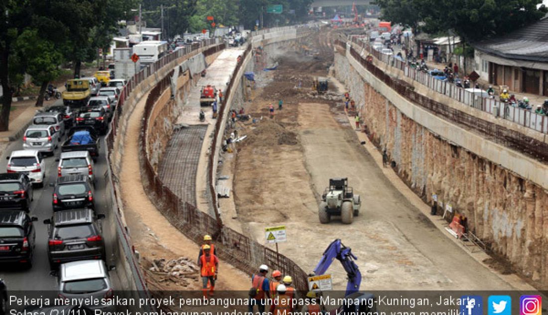 Pekerja menyelesaikan proyek pembangunan underpass Mampang-Kuningan, Jakarta, Selasa (21/11). Proyek pembangunan underpass Mampang-Kuningan yang memiliki panjang sekitar 800 meter dengan lebar 20 meter diprediksi tertunda. - JPNN.com