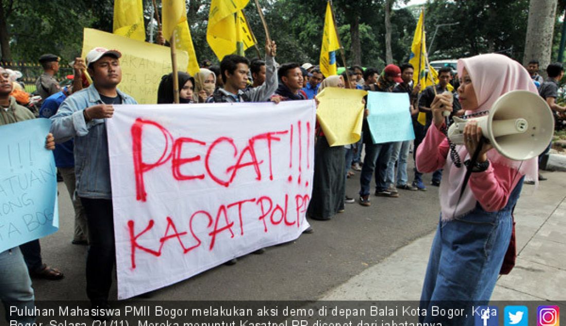Puluhan Mahasiswa PMII Bogor melakukan aksi demo di depan Balai Kota Bogor, Kota Bogor, Selasa (21/11). Mereka menuntut Kasatpol PP dicopot dari jabatannya karena banyak bangunan yang melanggar dan spanduk liar dimana-mana. - JPNN.com