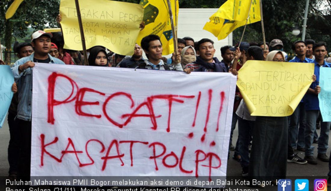 Puluhan Mahasiswa PMII Bogor melakukan aksi demo di depan Balai Kota Bogor, Kota Bogor, Selasa (21/11). Mereka menuntut Kasatpol PP dicopot dari jabatannya karena banyak bangunan yang melanggar dan spanduk liar dimana-mana. - JPNN.com