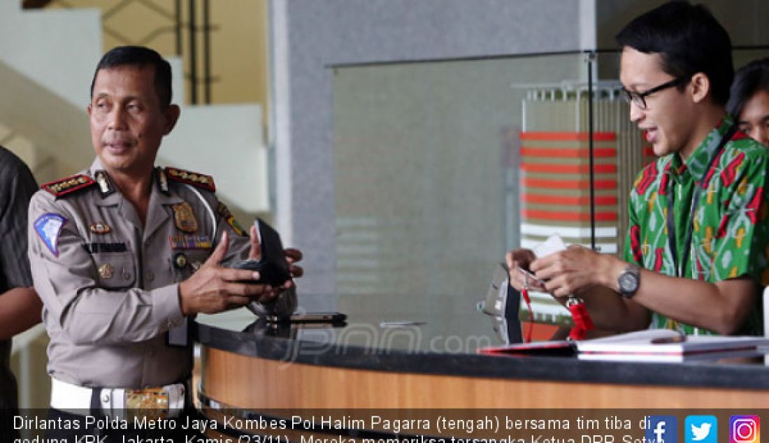 Dirlantas Polda Metro Jaya Kombes Pol Halim Pagarra (tengah) bersama tim tiba di gedung KPK, Jakarta, Kamis (23/11). Mereka memeriksa tersangka Ketua DPR Setya Novanto terkait kecelakaan mobil. - JPNN.com