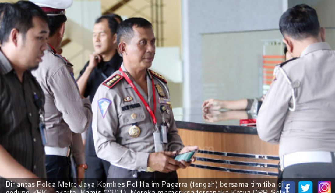 Dirlantas Polda Metro Jaya Kombes Pol Halim Pagarra (tengah) bersama tim tiba di gedung KPK, Jakarta, Kamis (23/11). Mereka memeriksa tersangka Ketua DPR Setya Novanto terkait kecelakaan mobil. - JPNN.com