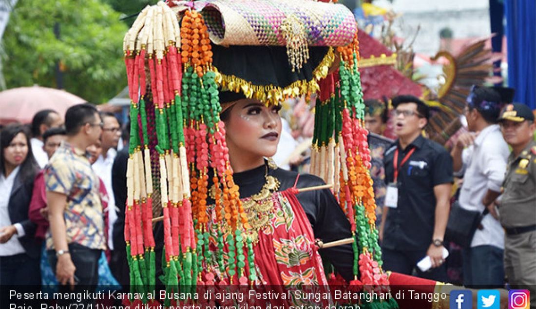Peserta mengikuti Karnaval Busana di ajang Festival Sungai Batanghari di Tanggo Rajo, Rabu(22/11)yang diikuti pesrta perwakilan dari setiap daerah Kabupaten/Kota se-Provinsi Jambi. - JPNN.com