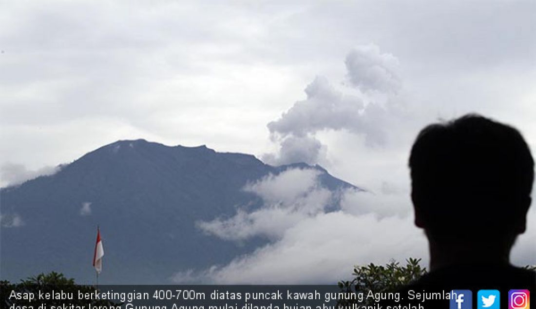 Asap kelabu berketinggian 400-700m diatas puncak kawah gunung Agung. Sejumlah desa di sekitar lereng Gunung Agung mulai dilanda hujan abu vulkanik setelah gunung tertinggi di Bali tersebut meletus Selasa (21/11) lalu. - JPNN.com
