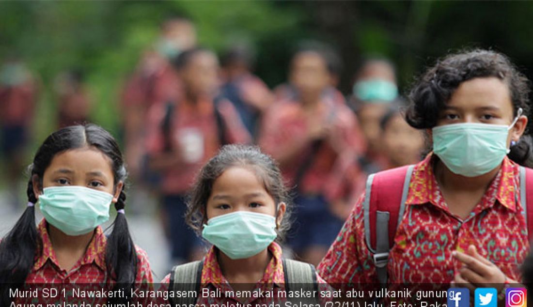 Murid SD 1 Nawakerti, Karangasem Bali memakai masker saat abu vulkanik gunung Agung melanda sejumlah desa pasca meletus pada Selasa (22/11) lalu. - JPNN.com