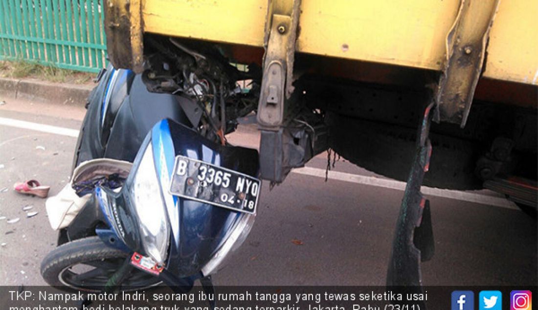 TKP: Nampak motor Indri, seorang ibu rumah tangga yang tewas seketika usai menghantam bodi belakang truk yang sedang terparkir, Jakarta, Rabu (23/11). - JPNN.com