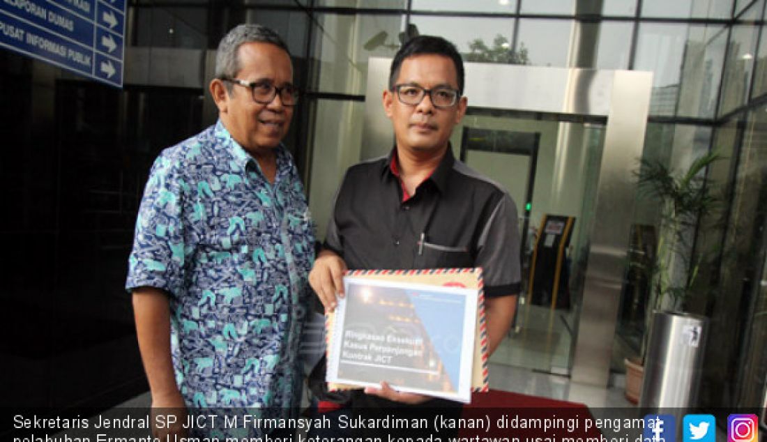 Sekretaris Jendral SP JICT M Firmansyah Sukardiman (kanan) didampingi pengamat pelabuhan Ermanto Usman memberi keterangan kepada wartawan usai memberi data kepada KPK, Jakarta, Rabu (22/11). - JPNN.com
