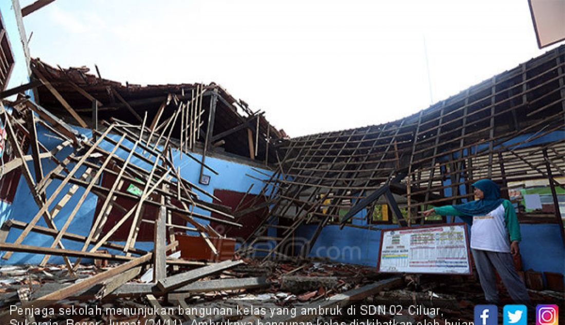 Penjaga sekolah menunjukan bangunan kelas yang ambruk di SDN 02 Ciluar, Sukaraja, Bogor, Jumat (24/11). Ambruknya bangunan kelas diakibatkan oleh hujan deras dan angin kencang serta bangunan sekolah yang sudah lapuk. - JPNN.com