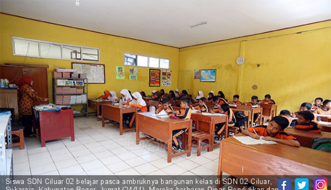 Siswa SDN Ciluar 02 belajar pasca ambruknya bangunan kelas di SDN 02 Ciluar, Sukaraja, Kabupaten Bogor, Jumat (24/11). Mereka berharap Dinas Pendidikan dan Kemendikbud bisa segera merehab bangunan kelas yang ambruk. - JPNN.com