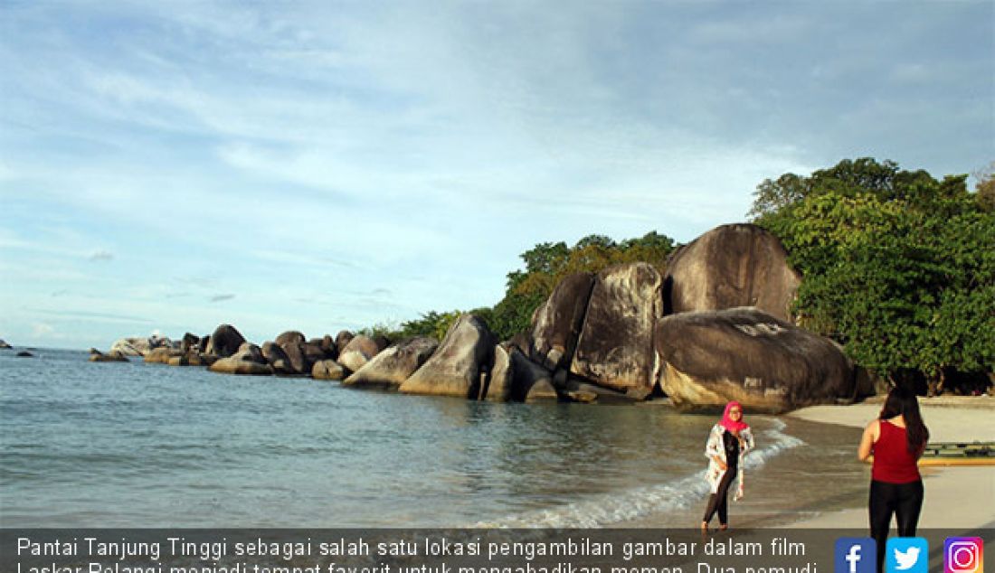 Pantai Tanjung Tinggi sebagai salah satu lokasi pengambilan gambar dalam film Laskar Pelangi menjadi tempat favorit untuk mengabadikan momen. Dua pemudi tampak asyik berfoto di pantai tersebut. - JPNN.com