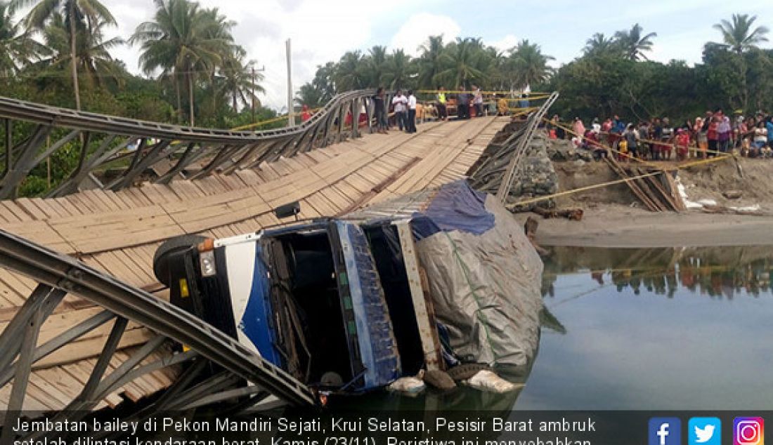 Jembatan bailey di Pekon Mandiri Sejati, Krui Selatan, Pesisir Barat ambruk setelah dilintasi kendaraan berat, Kamis (23/11). Peristiwa ini menyebabkan jalur Lampung-Bnegkulu menjadi lumpuh total. - JPNN.com