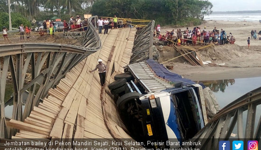Jembatan bailey di Pekon Mandiri Sejati, Krui Selatan, Pesisir Barat ambruk setelah dilintasi kendaraan berat, Kamis (23/11). Peristiwa ini menyebabkan jalur Lampung-Bnegkulu menjadi lumpuh total. - JPNN.com