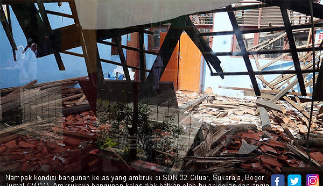 Nampak kondisi bangunan kelas yang ambruk di SDN 02 Ciluar, Sukaraja, Bogor, Jumat (24/11). Ambruknya bangunan kelas diakibatkan oleh hujan deras dan angin kencang serta bangunan sekolah yang sudah lapuk. - JPNN.com