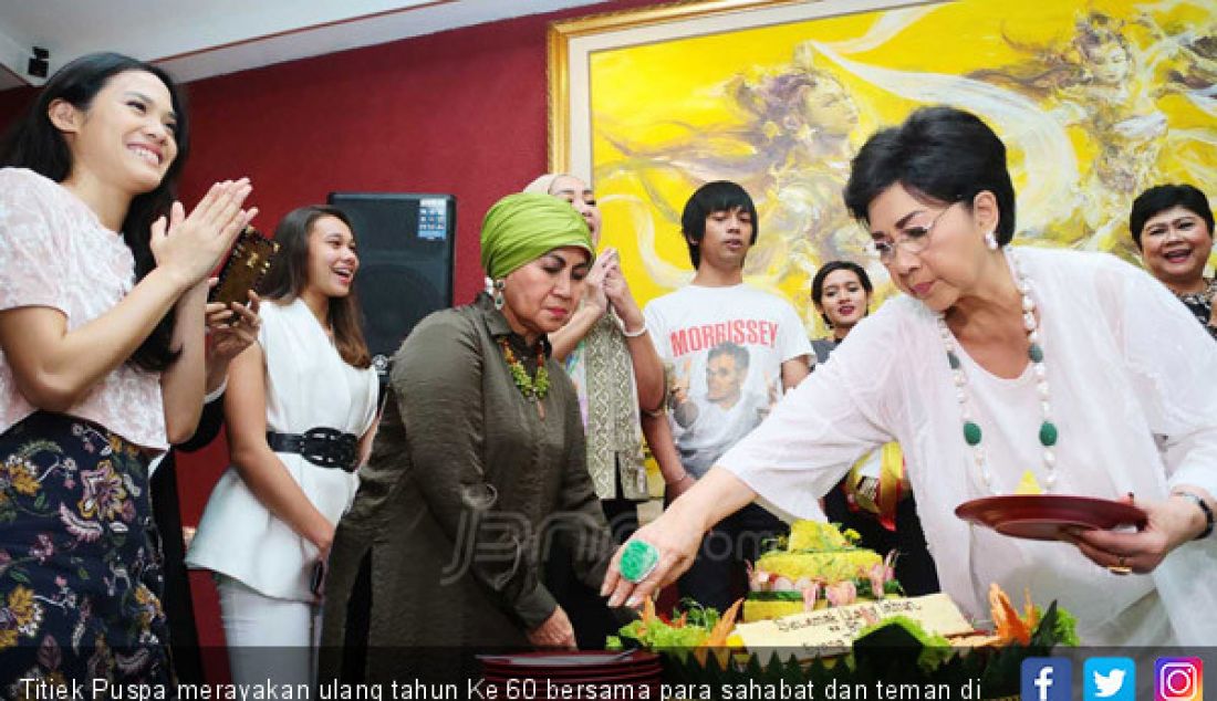 Titiek Puspa merayakan ulang tahun Ke 60 bersama para sahabat dan teman di Sebuah restaurant di Kawasan Gunawarman, Jakarta, Rabu (1/11). - JPNN.com