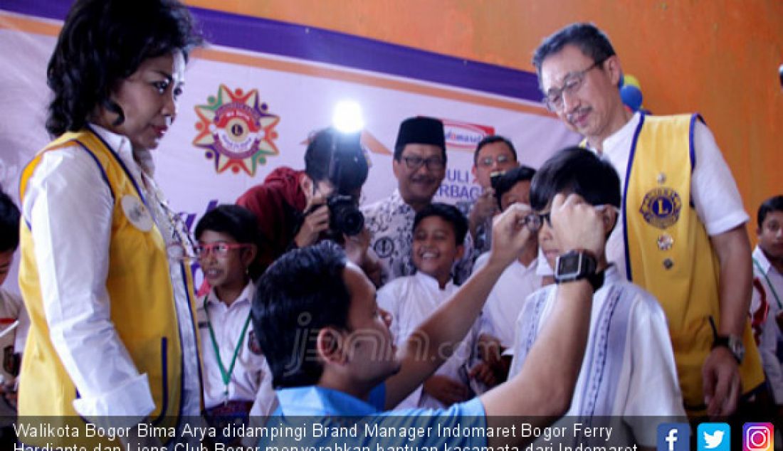 Walikota Bogor Bima Arya didampingi Brand Manager Indomaret Bogor Ferry Hardjanto dan Lions Club Bogor menyerahkan bantuan kacamata dari Indomaret sebanyak 1500 kacamata baca kepada murid di SDN Polisi 04 Bogor, Jumat (24/11) - JPNN.com