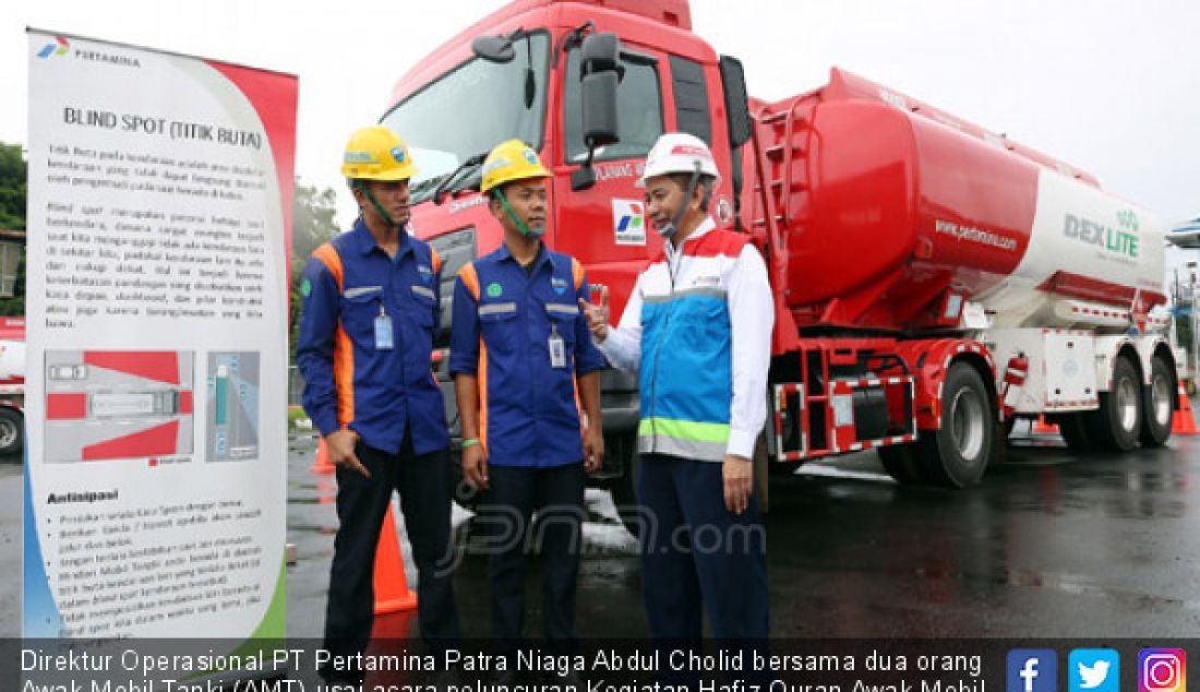 Direktur Operasional PT Pertamina Patra Niaga Abdul Cholid bersama dua orang Awak Mobil Tanki (AMT) usai acara peluncuran Kegiatan Hafiz Quran Awak Mobil Tanki di Terminal BBM Plumpang, Jakarta, Senin (27/11). PT Pertamina Patra Niaga memberikan pembekalan Hafiz Quran kepada mitranya para AMT melalui program CSR agar mereka mampu menggali potensi diri berupa akal, ilmu, iman dan amal yang diharapkan dapat membentuk sumber daya manusia yang berkualitas dan berintegritas. - JPNN.com