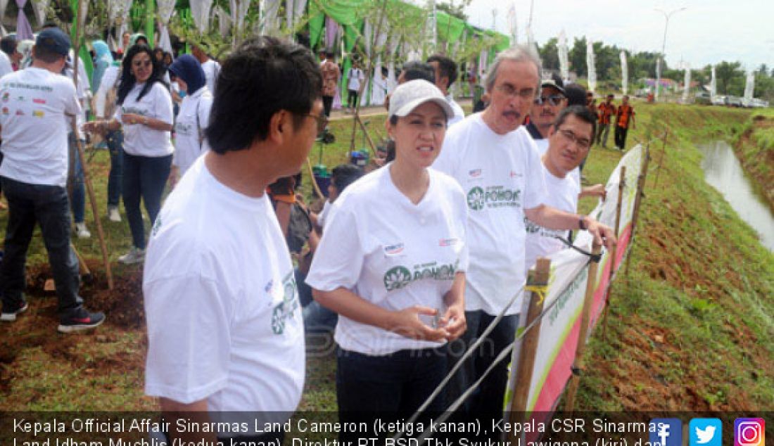 Kepala Official Affair Sinarmas Land Cameron (ketiga kanan), Kepala CSR Sinarmas Land Idham Muchlis (kedua kanan), Direktur PT BSD Tbk Syukur Lawigena (kiri) dan Istri Bupati Tangerang Yuli Iskandar (kedua kiri berbincang saat acara penanaman dan pembagian 1000 batang pohon di kawasan vanya park BSD, Tangerang, Banten, Minggu (26/11). Kegiatan ini dilaksanakan dalam rangka hari memperingati hari pohon sedunia. - JPNN.com