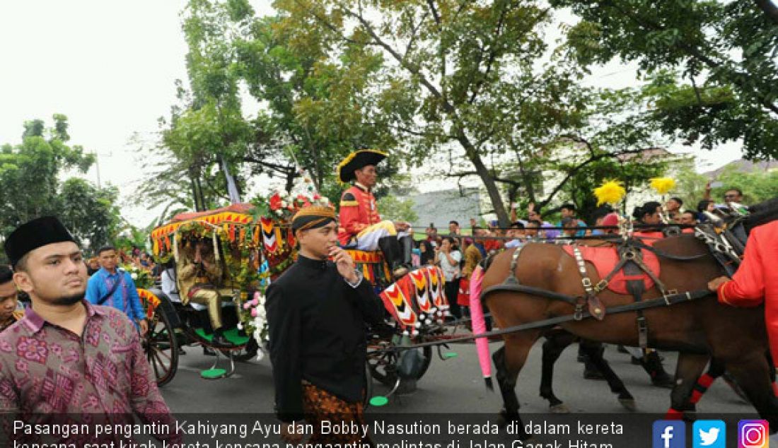 Pasangan pengantin Kahiyang Ayu dan Bobby Nasution berada di dalam kereta kencana saat kirab kereta kencana pengaantin melintas di Jalan Gagak Hitam Medan, Minggu (26/11). - JPNN.com