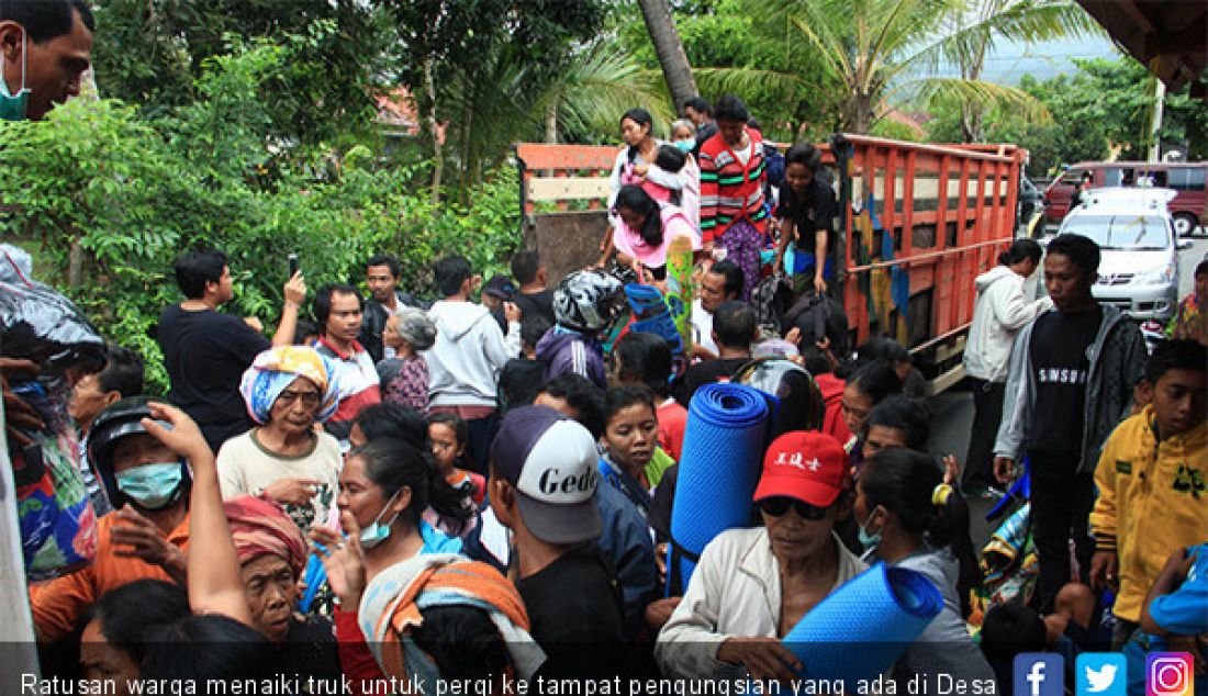 Ratusan warga menaiki truk untuk pergi ke tampat pengungsian yang ada di Desa Tembok Kecamatan Tejakula, Buleleng, Bali. - JPNN.com