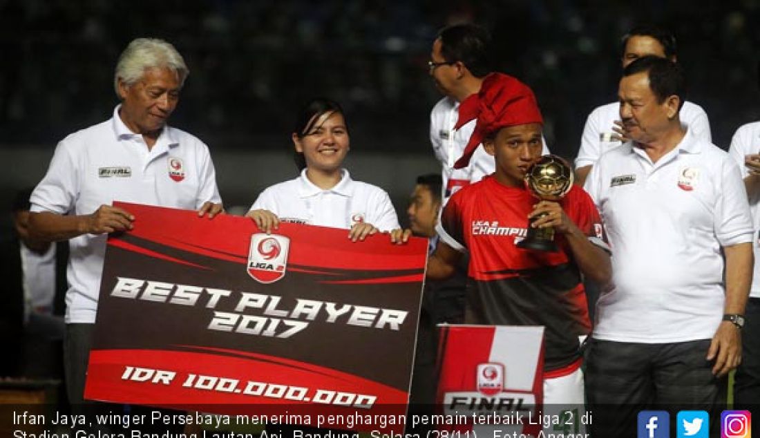 Irfan Jaya, winger Persebaya menerima penghargan pemain terbaik Liga 2 di Stadion Gelora Bandung Lautan Api, Bandung, Selasa (28/11). - JPNN.com