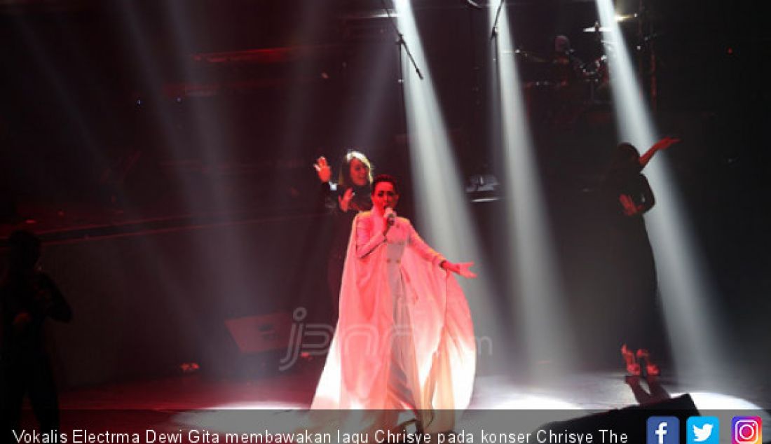 Vokalis Electrma Dewi Gita membawakan lagu Chrisye pada konser Chrisye The Spirit Continues Music Fest Concert, Jakarta, Rabu (29/11). - JPNN.com