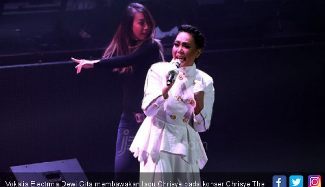 Vokalis Electrma Dewi Gita membawakan lagu Chrisye pada konser Chrisye The Spirit Continues Music Fest Concert, Jakarta, Rabu (29/11). - JPNN.com