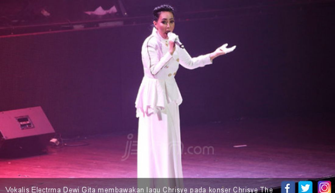 Vokalis Electrma Dewi Gita membawakan lagu Chrisye pada konser Chrisye The Spirit Continues Music Fest Concert, Jakarta, Rabu (29/11). - JPNN.com