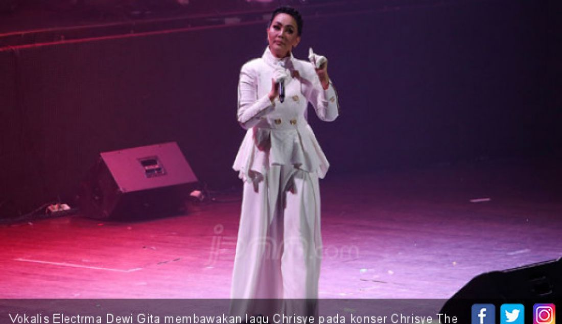 Vokalis Electrma Dewi Gita membawakan lagu Chrisye pada konser Chrisye The Spirit Continues Music Fest Concert, Jakarta, Rabu (29/11). - JPNN.com