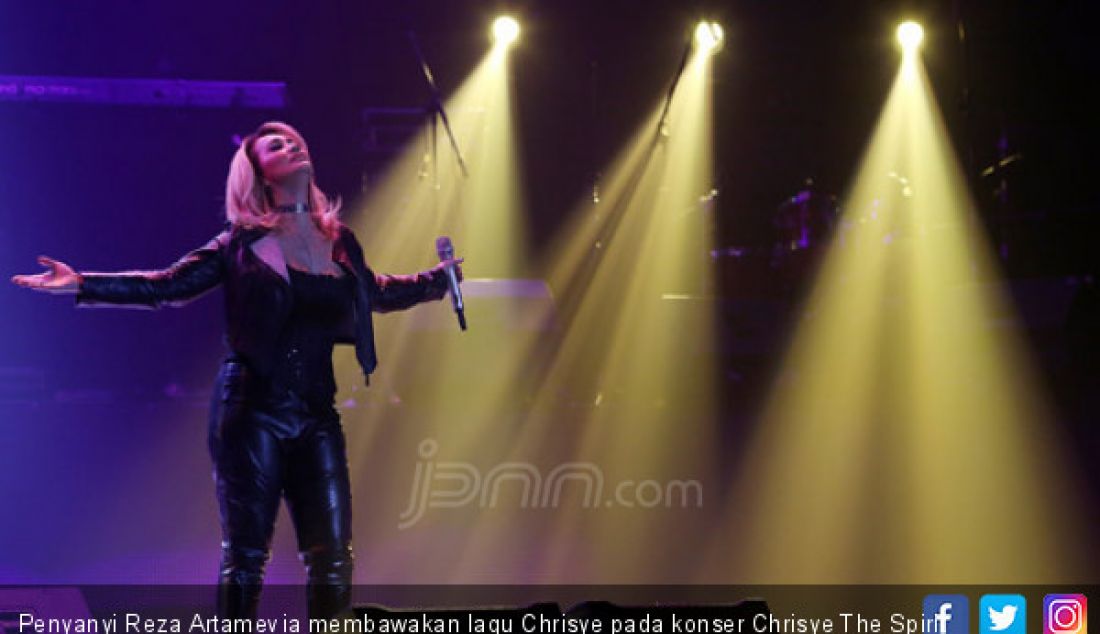 Penyanyi Reza Artamevia membawakan lagu Chrisye pada konser Chrisye The Spirit Continues Music Fest Concert, Jakarta, Rabu (29/11). - JPNN.com