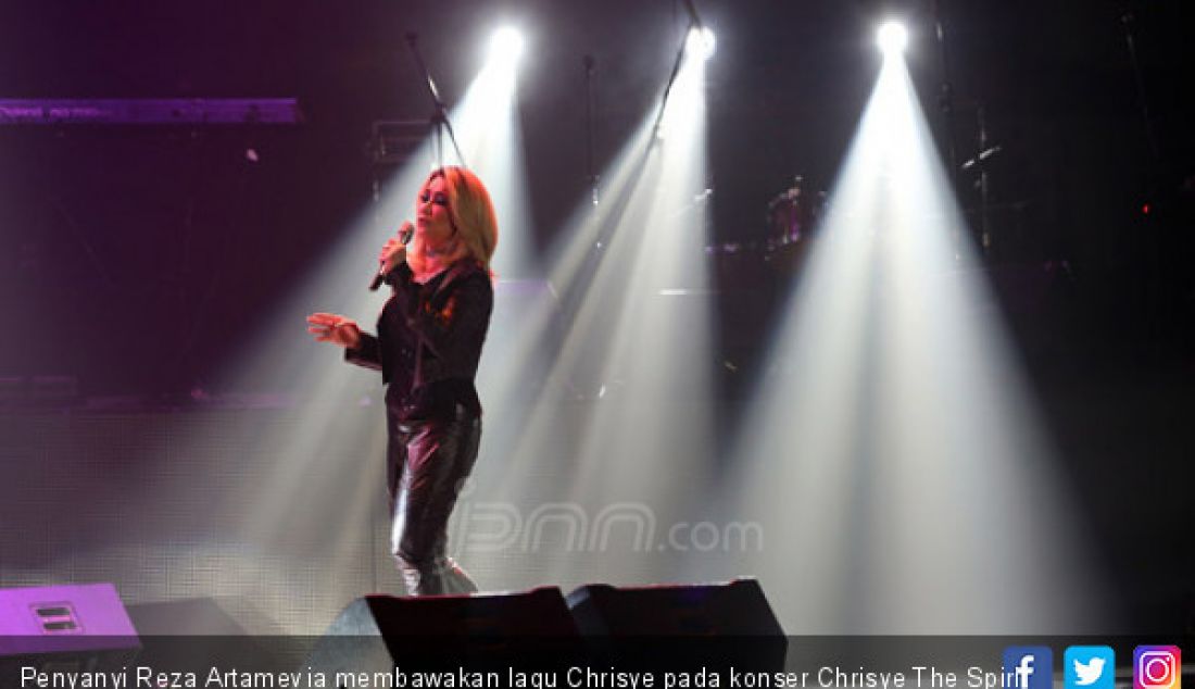 Penyanyi Reza Artamevia membawakan lagu Chrisye pada konser Chrisye The Spirit Continues Music Fest Concert, Jakarta, Rabu (29/11). - JPNN.com