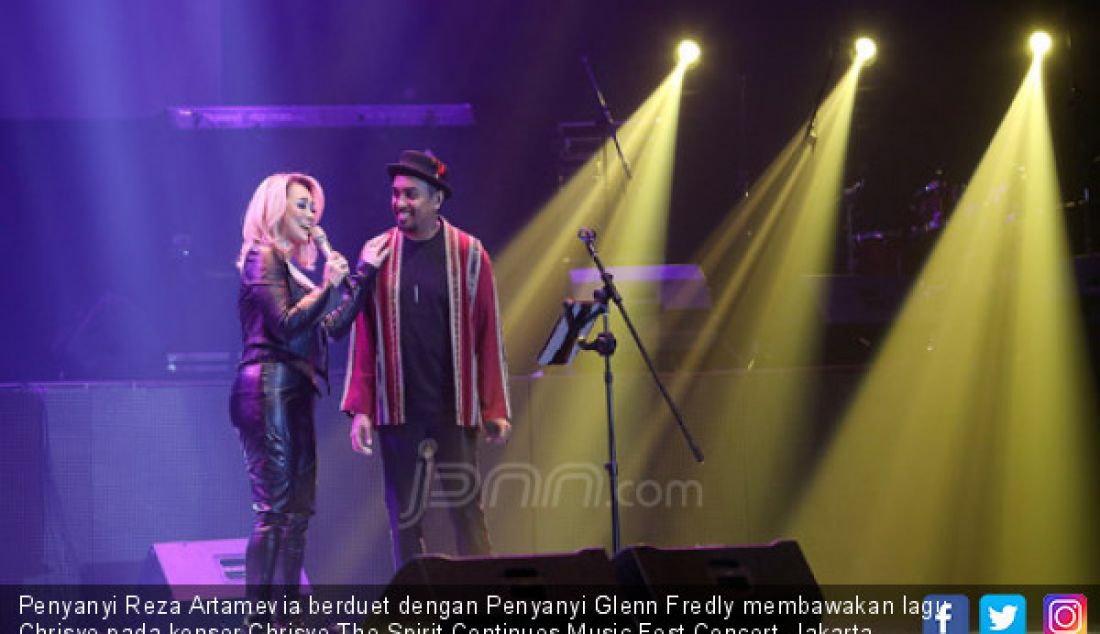 Penyanyi Reza Artamevia berduet dengan Penyanyi Glenn Fredly membawakan lagu Chrisye pada konser Chrisye The Spirit Continues Music Fest Concert, Jakarta, Rabu (29/11). - JPNN.com