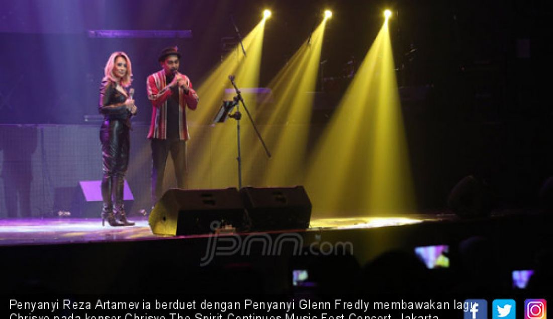 Penyanyi Reza Artamevia berduet dengan Penyanyi Glenn Fredly membawakan lagu Chrisye pada konser Chrisye The Spirit Continues Music Fest Concert, Jakarta, Rabu (29/11). - JPNN.com