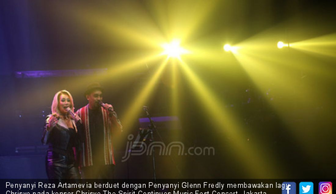 Penyanyi Reza Artamevia berduet dengan Penyanyi Glenn Fredly membawakan lagu Chrisye pada konser Chrisye The Spirit Continues Music Fest Concert, Jakarta, Rabu (29/11). - JPNN.com