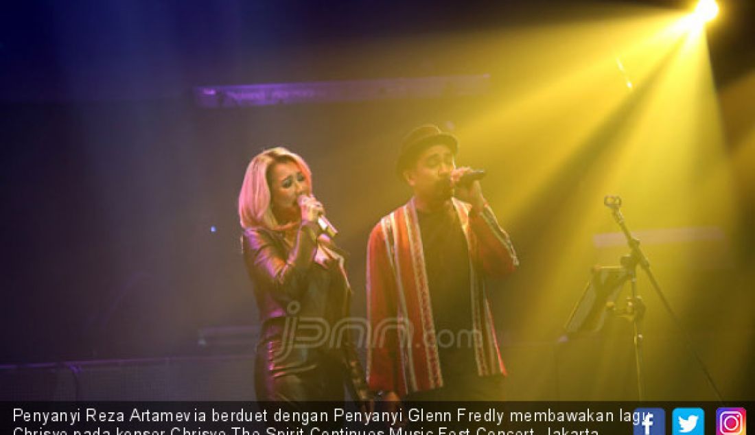 Penyanyi Reza Artamevia berduet dengan Penyanyi Glenn Fredly membawakan lagu Chrisye pada konser Chrisye The Spirit Continues Music Fest Concert, Jakarta, Rabu (29/11). - JPNN.com