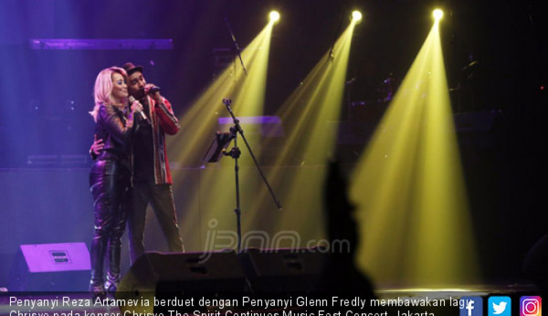 Penyanyi Reza Artamevia berduet dengan Penyanyi Glenn Fredly membawakan lagu Chrisye pada konser Chrisye The Spirit Continues Music Fest Concert, Jakarta, Rabu (29/11). - JPNN.com