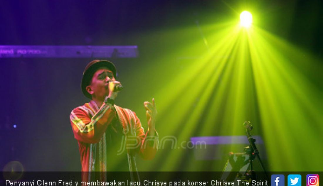 Penyanyi Glenn Fredly membawakan lagu Chrisye pada konser Chrisye The Spirit Continues Music Fest Concert, Jakarta, Rabu (29/11). - JPNN.com