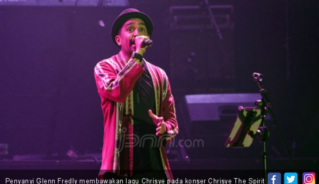 Penyanyi Glenn Fredly membawakan lagu Chrisye pada konser Chrisye The Spirit Continues Music Fest Concert, Jakarta, Rabu (29/11). - JPNN.com