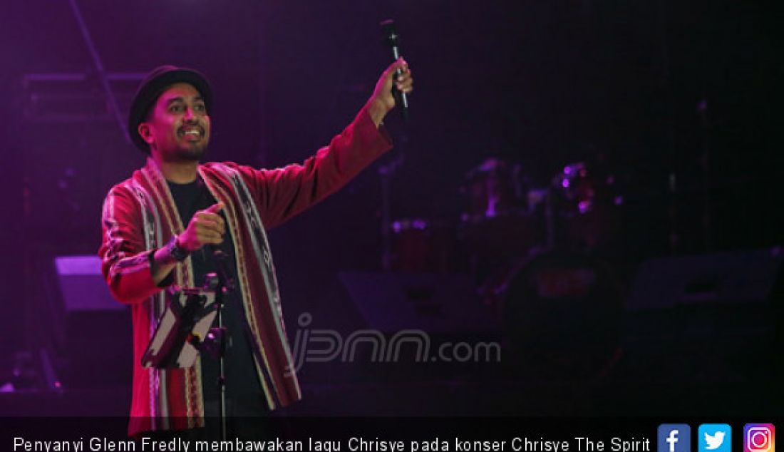 Penyanyi Glenn Fredly membawakan lagu Chrisye pada konser Chrisye The Spirit Continues Music Fest Concert, Jakarta, Rabu (29/11). - JPNN.com