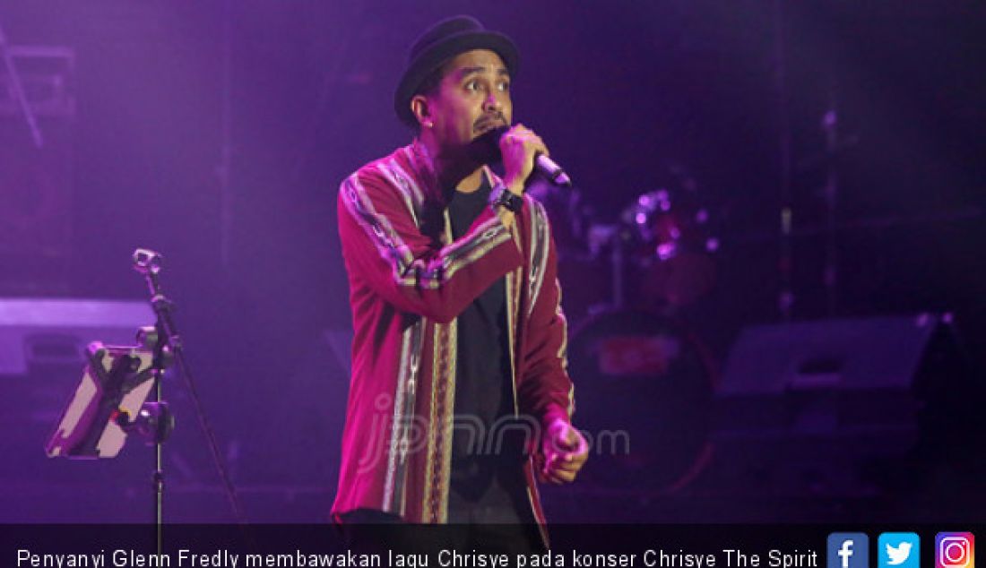 Penyanyi Glenn Fredly membawakan lagu Chrisye pada konser Chrisye The Spirit Continues Music Fest Concert, Jakarta, Rabu (29/11). - JPNN.com