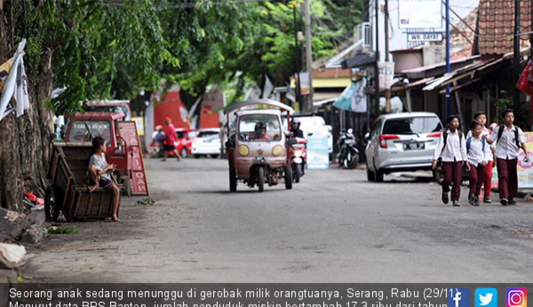 Seorang anak sedang menunggu di gerobak milik orangtuanya, Serang, Rabu (29/11). Menurut data BPS Banten, jumlah penduduk miskin bertambah 17,3 ribu dari tahun sebelumnya sebanyak 657,74 ribu menjadi 675.04. - JPNN.com