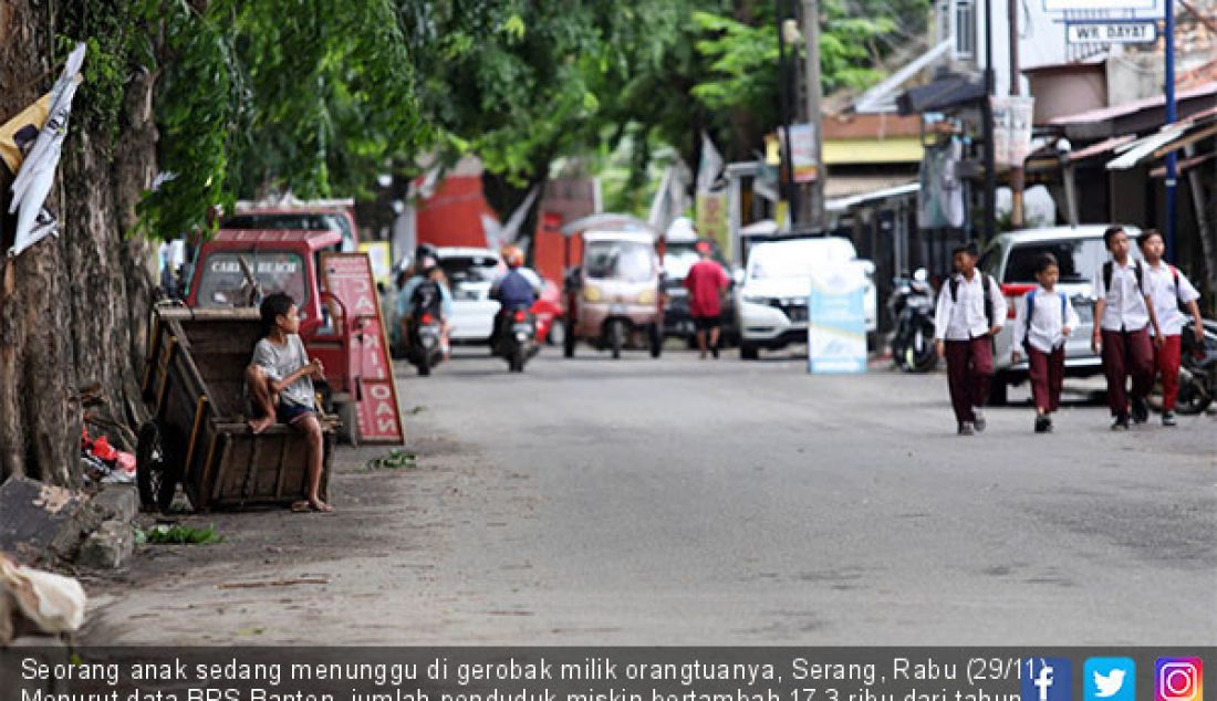 Seorang anak sedang menunggu di gerobak milik orangtuanya, Serang, Rabu (29/11). Menurut data BPS Banten, jumlah penduduk miskin bertambah 17,3 ribu dari tahun sebelumnya sebanyak 657,74 ribu menjadi 675.04. - JPNN.com