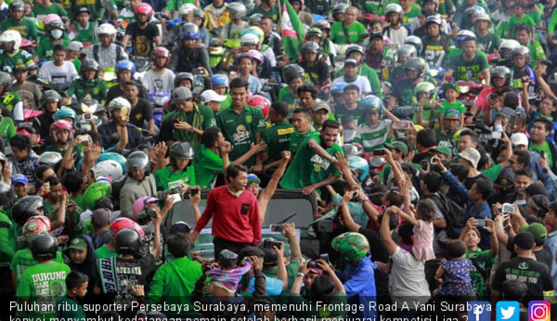Puluhan ribu suporter Persebaya Surabaya, memenuhi Frontage Road A Yani Surabaya konvoi menyambut kedatangan pemain setelah berhasil menjuarai kompetisi Liga 2, diarak dari Bandara Juanda menuju Graha Pena, Rabu (29/11). - JPNN.com