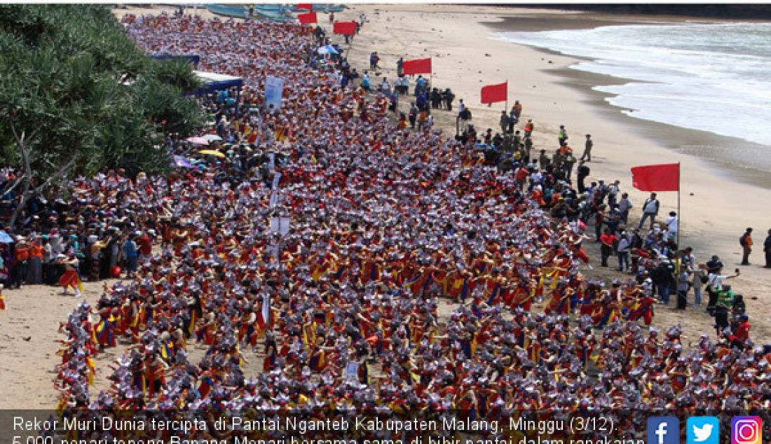 Rekor Muri Dunia tercipta di Pantai Nganteb Kabupaten Malang, Minggu (3/12). 5.000 penari topeng Bapang Menari bersama sama di bibir pantai dalam rangkaian HUT Kabupaten Malang ke 1257. - JPNN.com