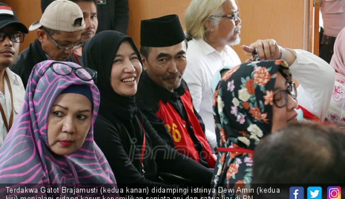 Terdakwa Gatot Brajamusti (kedua kanan) didampingi istrinya Dewi Amin (kedua kiri) menjalani sidang kasus kepemilikan senjata api dan satwa liar di PN Jakarta Selatan, Jakarta, Selasa (5/12). - JPNN.com