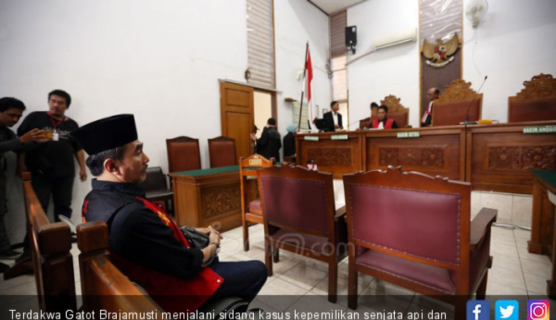 Terdakwa Gatot Brajamusti menjalani sidang kasus kepemilikan senjata api dan satwa liar di PN Jakarta Selatan, Jakarta, Selasa (5/12). - JPNN.com