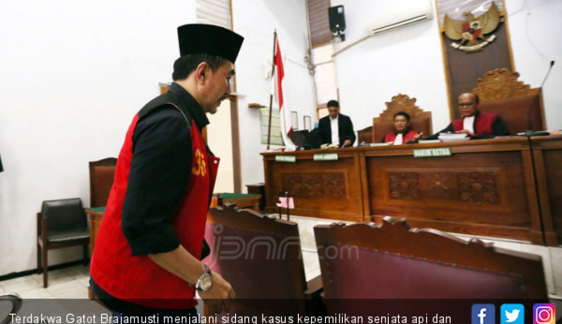 Terdakwa Gatot Brajamusti menjalani sidang kasus kepemilikan senjata api dan satwa liar di PN Jakarta Selatan, Jakarta, Selasa (5/12). - JPNN.com