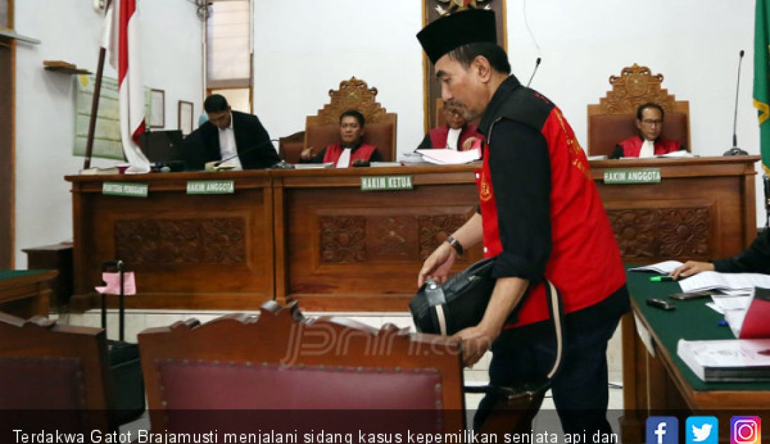 Terdakwa Gatot Brajamusti menjalani sidang kasus kepemilikan senjata api dan satwa liar di PN Jakarta Selatan, Jakarta, Selasa (5/12). - JPNN.com